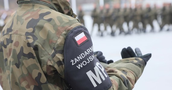 Serwis TVN24 informuje o zatrzymaniu przez Żandarmerię Wojskową pracownika Wojskowego Biura Historycznego i jednocześnie wykładowcy Akademii Sztuki Wojennej. U zatrzymanego służby miały zabezpieczyć nie tylko tysiące teczek personalnych żołnierzy ze służb specjalnych, ale także dziecięcą pornografię.