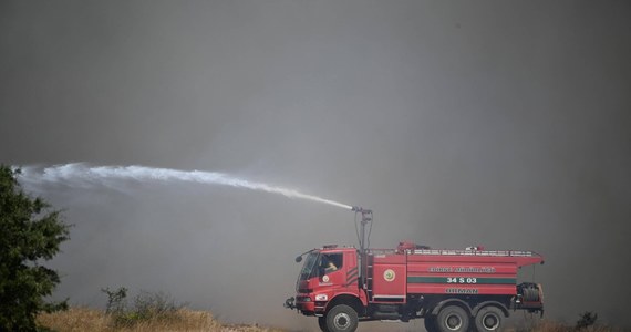 W południowej części Bułgarii, przy granicach z Grecją i Macedonią Północną, szaleją niebezpieczne pożary. Niedaleko granicy z drugim z tych państw płonie kilkadziesiąt hektarów lasów. Trwa ewakuacja mieszkańców trzech wsi.