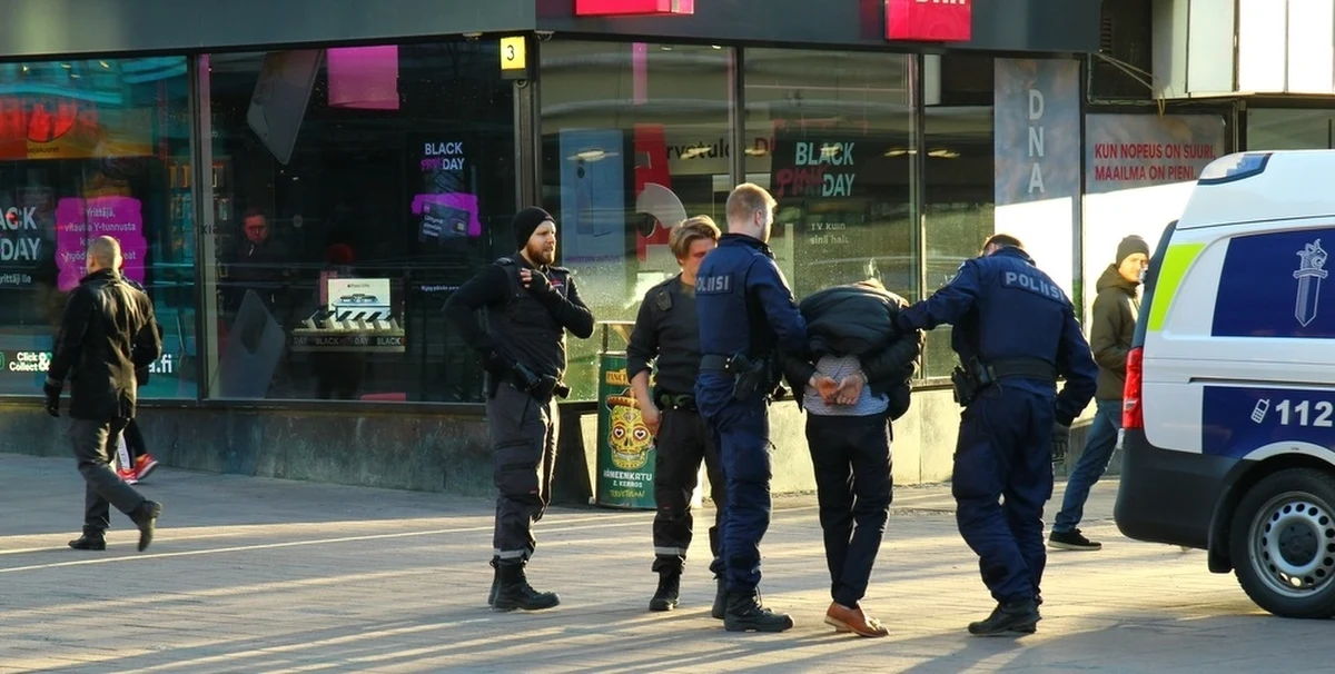 Polak kierował zorganizowaną grupą przestępczą, która jest podejrzewana o przewiezienie do Finlandii i wprowadzenie do obrotu „wyjątkowo dużej” ilości narkotyków (w tym fentanylu) oraz środków do ich produkcji, a także dopalaczy. 