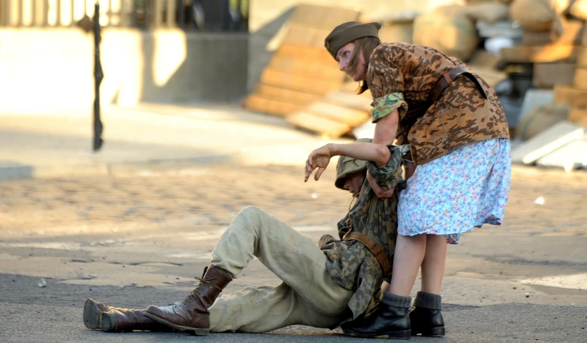 "Miłość dawała im nadzieję i siłę na przetrwanie". Tak mówi w RMF FM historyczka dr Katarzyna Utracka z Muzeum Powstania Warszawskiego. Dziś 80. rocznica wybuchu niepodległościowego zrywu w stolicy. "W Powstańcach Warszawskich była taka chęć, żeby mieć kogoś bliskiego i żeby mieć się do kogo przytulić" - mówi Utracka pytana przez nas o śluby w czasie Powstania Warszawskiego. 