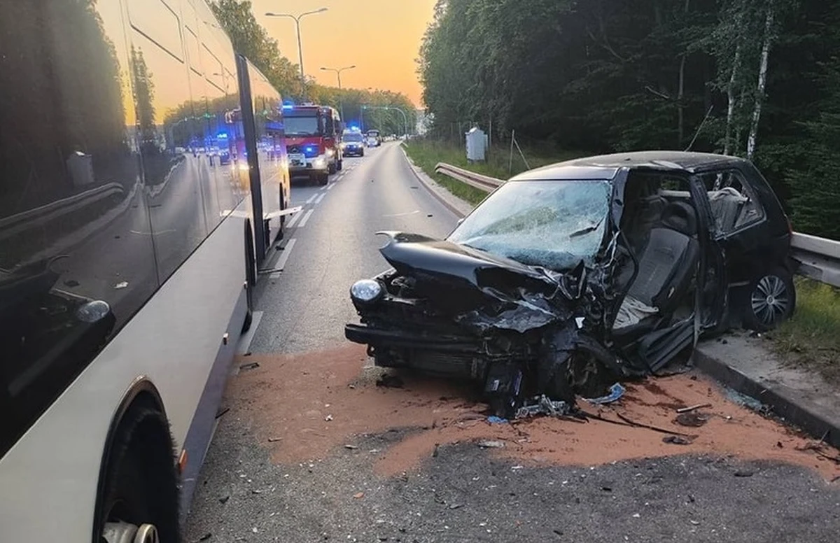 Trzy osoby zostały ranne w czołowym zderzeniu autobusu miejskiego z samochodem osobowym w Gdyni. Do wypadku doszło we wtorek wieczorem na ul. Chwarznieńskiej. 