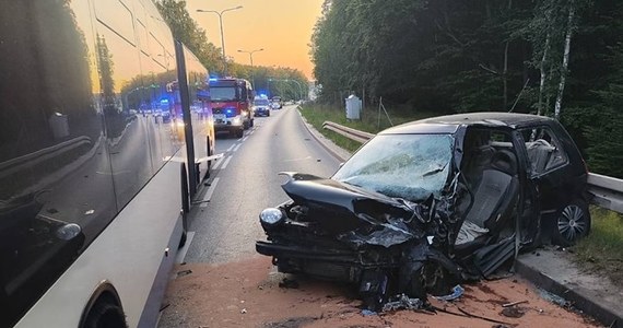 Trzy osoby zostały ranne w czołowym zderzeniu autobusu miejskiego z samochodem osobowym w Gdyni. Do wypadku doszło we wtorek wieczorem na ul. Chwarznieńskiej. 