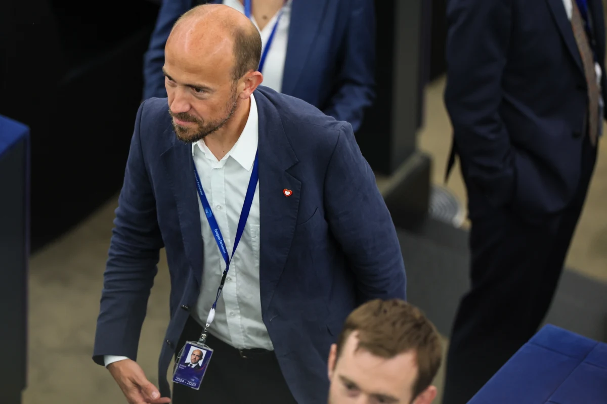 Eurodeputowany Borys Budka, świeżo upieczony przewodniczący najmocniejszej komisji w Parlamencie Europejskim, czyli komisji ds. przemysłu, badań naukowych i energii (ITRE), już niedługo będzie musiał stoczyć bój o władzę. Jak ustaliła korespondentka RMF FM w Brukseli Katarzyna Szymańska-Borginon, szefowa podkomisji ds. obrony, Niemka z FDP, Marie-Agnes Strack-Zimmermann chce zagarnąć część jego kompetencji. Będzie chciała przejąć sprawy dotyczące przemysłu obronnego. A to by oznaczało, że komisja, której szefuje Budka, stanie się bezzębna.