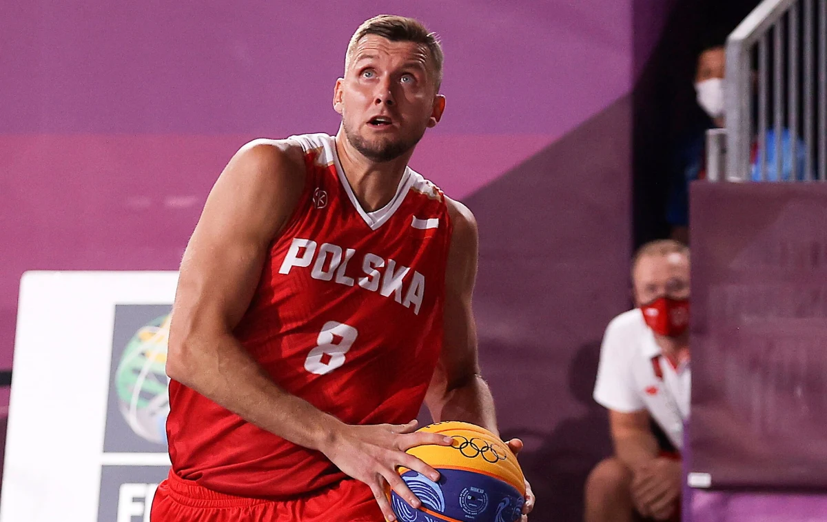 Polacy przegrali z Francuzami 19:21 w swoim pierwszym meczu turnieju olimpijskiego koszykarzy 3x3 w Paryżu. Decydujące o zwycięstwie punkty rzutem z dystansu zdobył Lucas Dusoullier. W środę Biało-Czerwoni zmierzą się z wicemistrzami świata, koszykarzami USA.