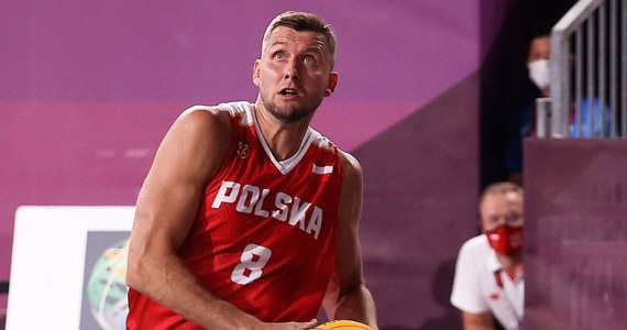 Polacy przegrali z Francuzami 19:21 w swoim pierwszym meczu turnieju olimpijskiego koszykarzy 3x3 w Paryżu. Decydujące o zwycięstwie punkty rzutem z dystansu zdobył Lucas Dusoullier. W środę Biało-Czerwoni zmierzą się z wicemistrzami świata, koszykarzami USA.