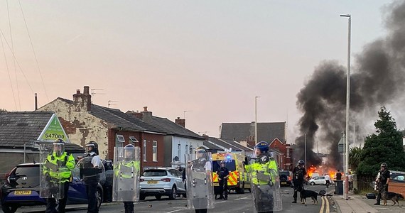 Do gwałtownych starć około 100 demonstrantów z policją doszło w Southport, mieście na północy Anglii, gdzie w wyniku poniedziałkowego ataku nożownika, życie straciło troje dzieci. Płonęły samochody, rannych zostało kilkudziesięciu funkcjonariuszy. Sky News podaje, że wielu protestujących to sympatycy prawicowego ugrupowania English Defence League.