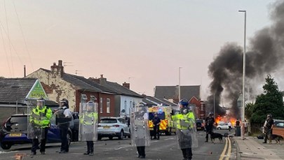 Płonące samochody, ranni policjanci. Zamieszki w Southport po ataku nożownika