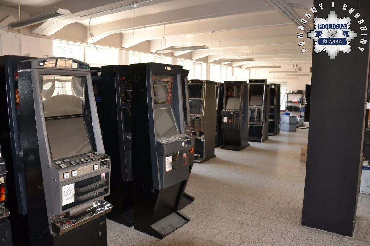 Podczas akcji przeprowadzonej w siedmiu województwach śląscy policjanci zatrzymali kolejnych 10 podejrzanych o udział w zorganizowanej grupie przestępczej zajmującej się nielegalnym hazardem. Dotychczasowe zarzuty w śledztwie usłyszały 62 osoby.   