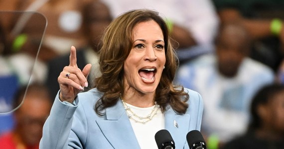 Kamala Harris prowadzi w czterech z siedmiu stanów USA kluczowych dla wyniku wyborów prezydenckich, a w jednym remisuje z kontrkandydatem na urząd szefa państwa Donaldem Trumpem - wynika z sondażu ośrodka Morning Consult dla Bloomberg News, ogłoszonego ponad tydzień po rezygnacji prezydenta Joe Bidena z ubiegania się o reelekcję.