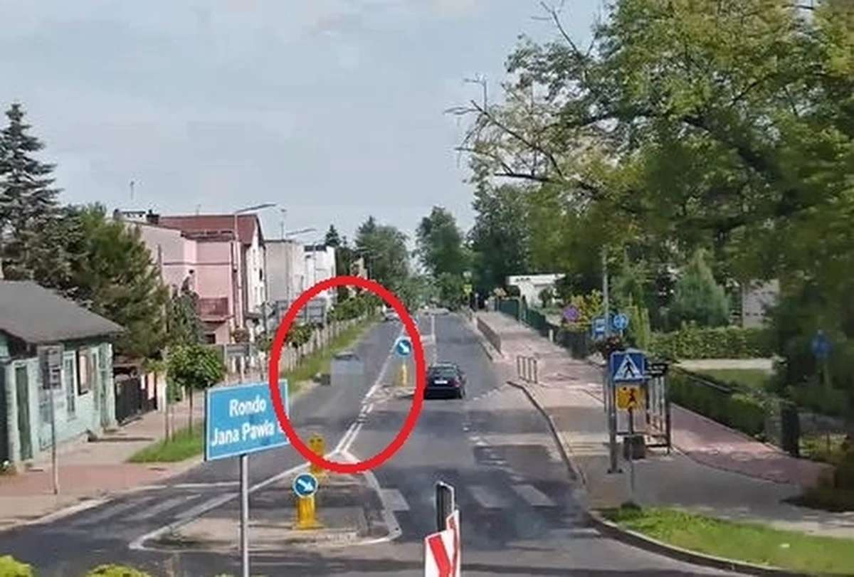 Do 5 lat więzienia grozi 31-latkowi, który zniszczył kilka wiat przystankowych w Sochaczewie (Mazowieckie). Mężczyzna, jadąc samochodem na ryby, strzelał z wiatrówki prosto w przystanki autobusowe. Wybił w sumie wybił 11 szyb. Straty oszacowano na 20 tys. zł.