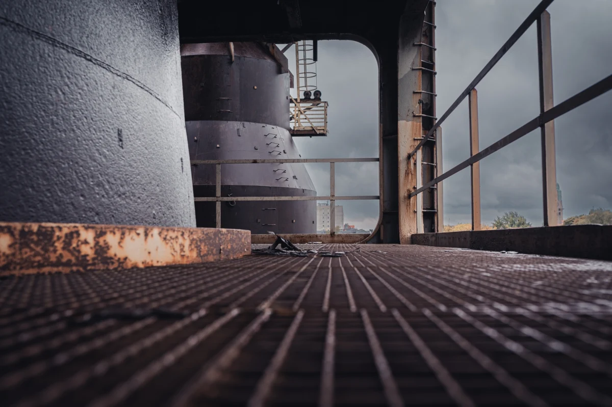 Od sierpnia pensje pracowników Huty Liberty Częstochowa będą niższe o ok. 40 procent. Skierowanie załogi na tzw. postojowe to jedna z pierwszych decyzji syndyka po tym, jak 25 lipca sąd ogłosił upadłość zakładu. "Dzierżawca powinien zostać wyłoniony w ciągu miesiąca" - twierdzi zarządca masy upadłościowej huty Adrian Dzwonek.