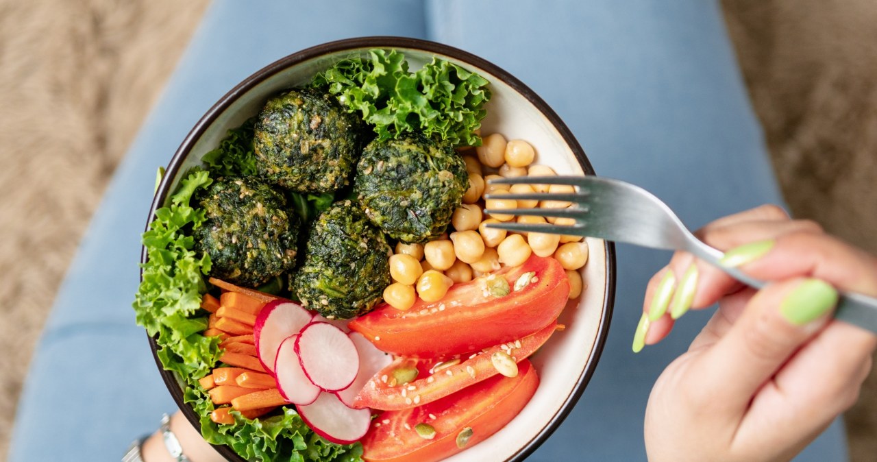 Letni detoks bez głodówki. 7 rzeczy, które warto jeść na płaski brzuch