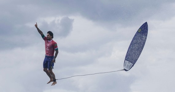 Igrzyska olimpijskie w Paryżu, ale najlepsze zdjęcie zostało zrobione na Tahiti. To tam odbywa się olimpijska rywalizacja w surfingu. Autorem zdjęcia jest Francuz, bohaterem brazylijski sportowiec Gabriel Medina.