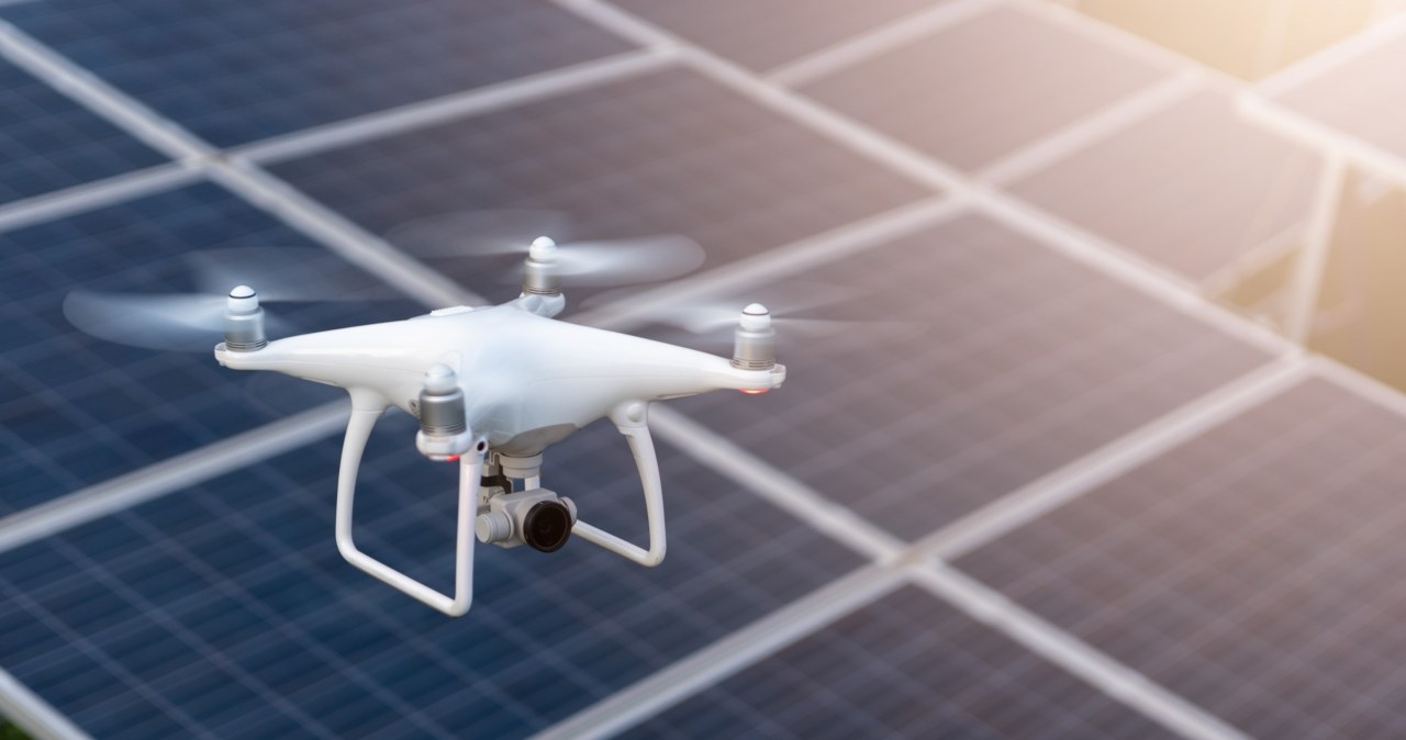 Dron znajdzie zepsuty panel, robot go umyje. To przyszłość fotowoltaiki Dron znajdzie zepsuty panel, robot go umyje. To przyszłość fotowoltaiki
