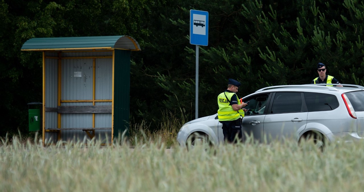 Nie dowierzali własnym oczom. Wstrzymali ruch i ruszyli po pieniądze