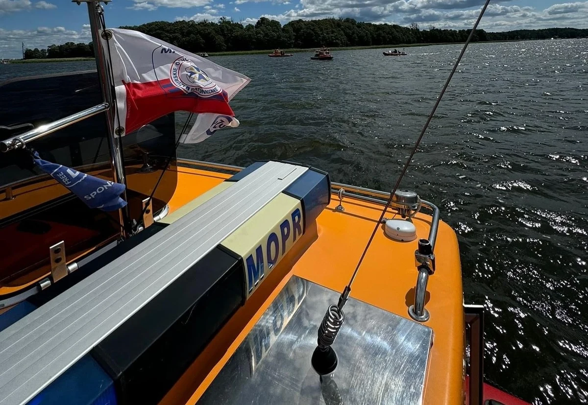 Strażacy wydobyli z Jeziora Mikołajskiego ciała rodziców, którzy wczoraj wyskoczyli z motorówki, aby ratować swoją 4-letnią córkę. Dziecko było w kapoku i nic mu się nie stało.