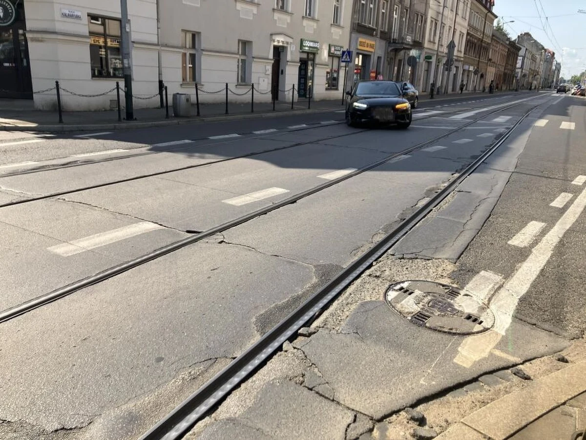 Jeszcze w te wakacje w Krakowie ruszy kolejny remont. 12 sierpnia rozpocznie się wymiana torowiska na fragmencie ulicy Kalwaryjskiej. Roboty potrwają do końca wakacji.