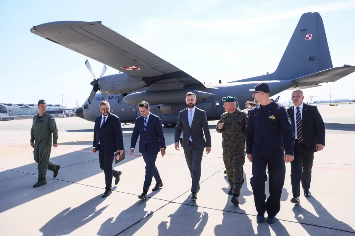 1 sierpnia nad Warszawą odbędzie się honorowy przelot sił powietrznych. "Cztery samoloty F16 i Herkules w honorowym przelocie oddadzą cześć powstańcom warszawskim" - poinformował w środę wicepremier, szef MON Władysław Kosiniak-Kamysz.