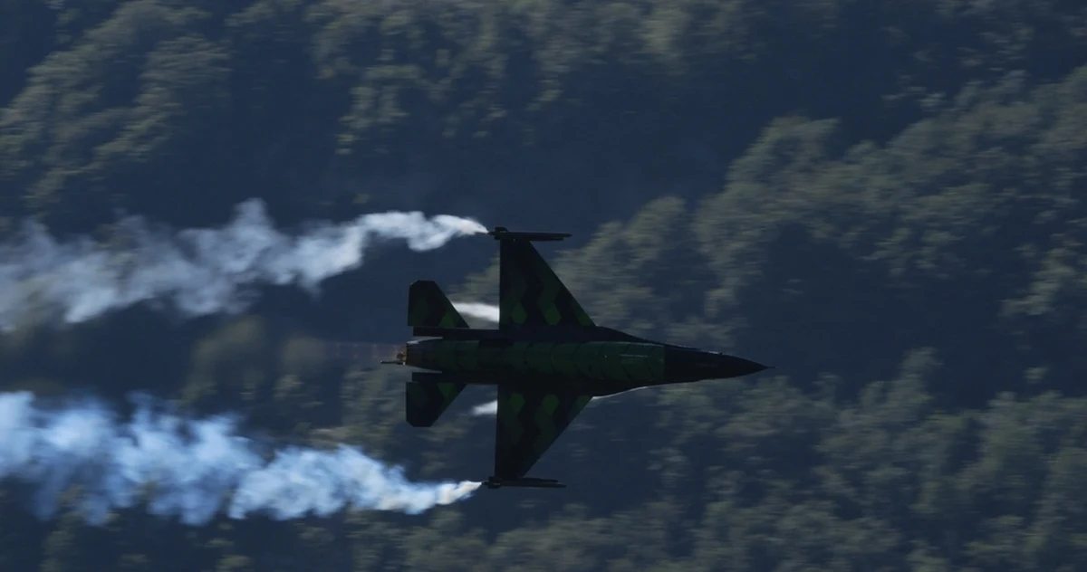 Agencja Bloomberga poinformowała, że na Ukrainę dotarła z Zachodu długo wyczekiwana pierwsza partia samolotów F-16. Informatorzy agencji przekazali, że "liczba samolotów jest niewielka".