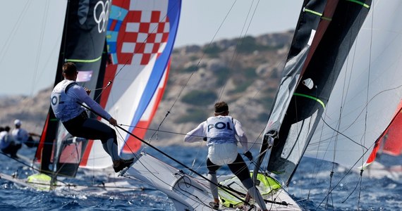 Dominik Buksak (AZS AWFiS Gdańsk) i Szymon Wierzbicki (OŚ AZS Poznań) mają szansę na wywalczenie medalu, nawet złotego, olimpijskich regat w żeglarskiej klasie 49er. W czwartek w Marsylii do ostatniego podwójnie punktowanego wyścigu z udziałem 10 czołowych załóg przystąpią z piątego miejsca.