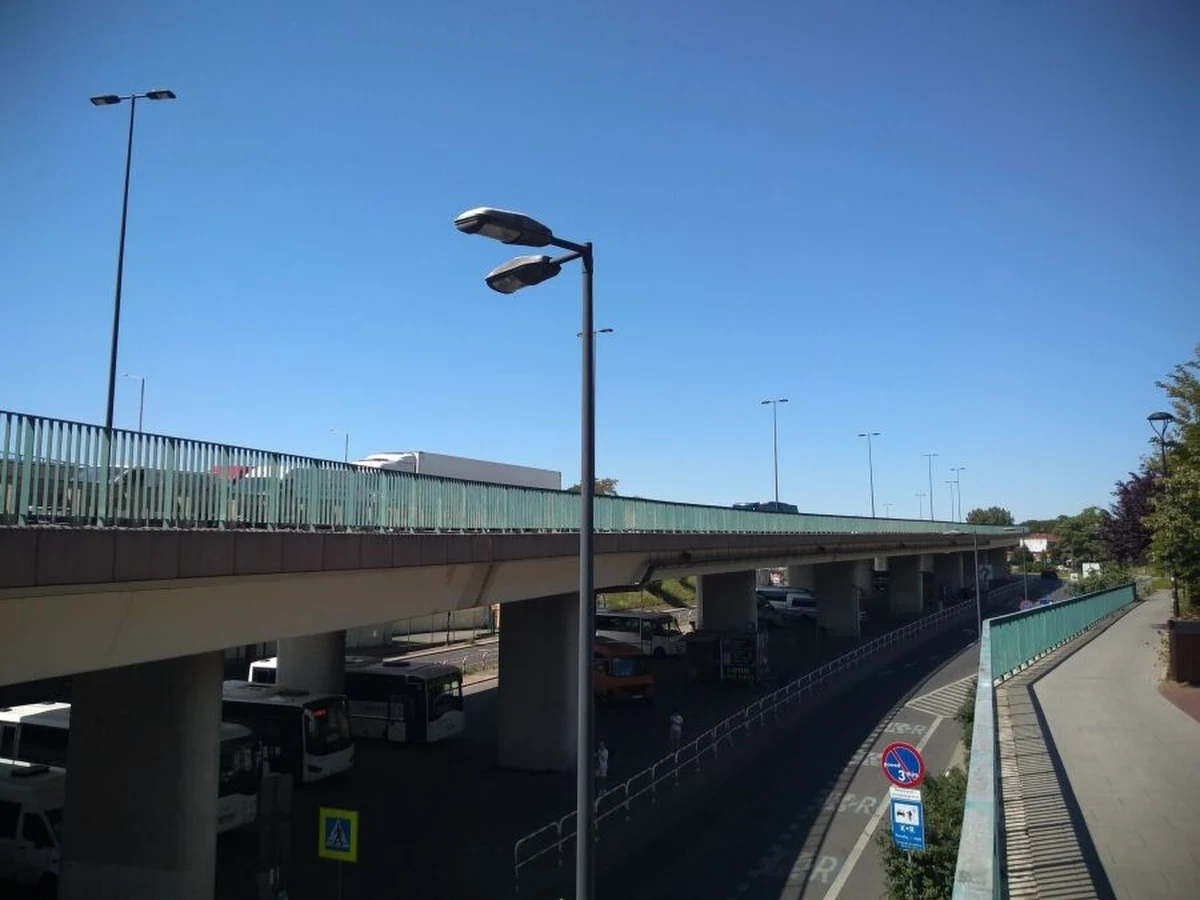 Krakowscy kierowcy muszą się liczyć z kolejnymi utrudnieniami. W najbliższy poniedziałek, 5 sierpnia, ruszą prace remontowe na estakadzie w ciągu ul. Wita Stwosza. Roboty prowadzone będą etapami, pojawią się zmiany w organizacji ruchu.