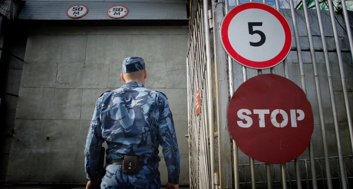 Z rosyjskich aresztów zniknęło 9 więźniów - osób o podobnych profilach. To dysydenci przeciwstawiający się władzy na Kremlu i obywatele cudzoziemscy. Eksperci nie są pewni, w jaki sposób interpretować te sygnały. Niektórzy zauważają jednak, że to dobry znak, który wskazuje na gotowość Rosji do wymiany więźniów z Zachodem.