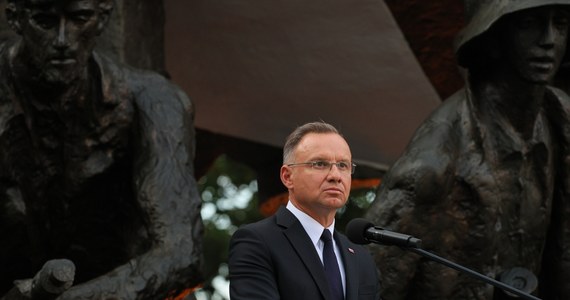 Prezydenci Polski i Niemiec Andrzej Duda i Frank-Walter Steinmeier, a także włodarz Warszawy Rafał Trzaskowski wspólnie wzięli udział w Apelu Pamięci przed Pomnikiem Powstania Warszawskiego w stolicy. Uroczystość była częścią obchodów 80. rocznicy bohaterskiego zrywu.