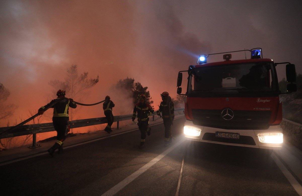 ​W środę w nocy rozpoczęto ewakuację mieszkańców położonej nad chorwackim wybrzeżem Adriatyku Podgory broniącej się od wtorku przed  pożarem  - poinformowała agencja Hina.