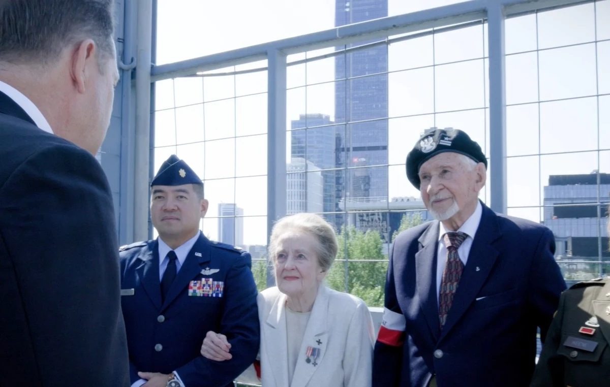 "W imieniu narodu amerykańskiego oddajemy hołd bohaterom Powstania Warszawskiego. Cześć i chwała bohaterom Powstania Warszawskiego. Nigdy nie zapomnimy Waszego poświęcenia" - mówi w specjalnym filmie ambasador Stanów Zjednoczonych Mark Brzeziński.