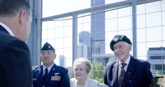 "W imieniu narodu amerykańskiego oddajemy hołd bohaterom Powstania Warszawskiego. Cześć i chwała bohaterom Powstania Warszawskiego. Nigdy nie zapomnimy Waszego poświęcenia" - mówi w specjalnym filmie ambasador Stanów Zjednoczonych Mark Brzeziński.