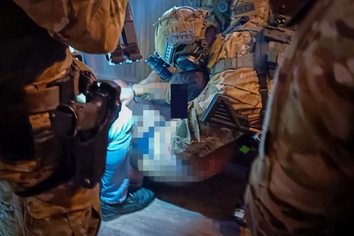 Działająca na terenie woj. małopolskiego i podkarpackiego specgrupa zatrzymała 23 osoby, którym zarzuca się przemyt narkotyków i liczne włamania dokonane na przestrzeni wielu lat. Łączna wartość strat wśród poszkodowanych wynosi ponad 700 tys. zł. Gang powiązany był ze środowiskiem pseudokibiców.