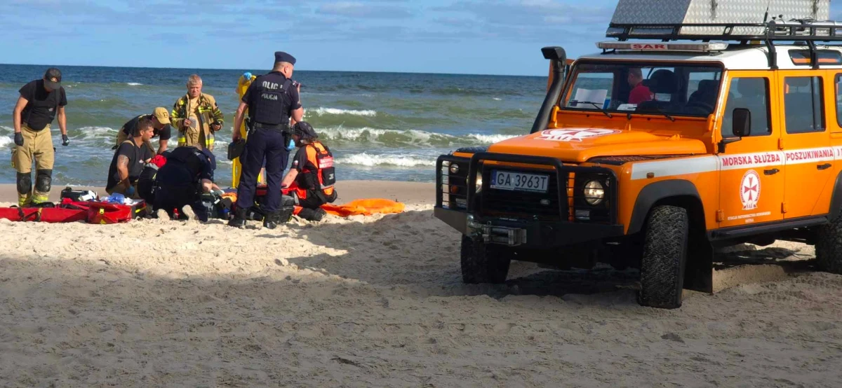 Policja ustala przyczyny i okoliczności zdarzenia, do którego doszło dzisiaj rano na plaży w miejscowości Poddąbie (Pomorskie). 50-letni mężczyzna, lecąc paralotnią, spadł z wysokości na plażę. Na miejscu lądował śmigłowiec LPR. 