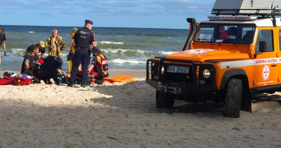 Policja ustala przyczyny i okoliczności zdarzenia, do którego doszło dzisiaj rano na plaży w miejscowości Poddąbie (Pomorskie). 50-letni mężczyzna, lecąc paralotnią, spadł z wysokości na plażę. Na miejscu lądował śmigłowiec LPR. 