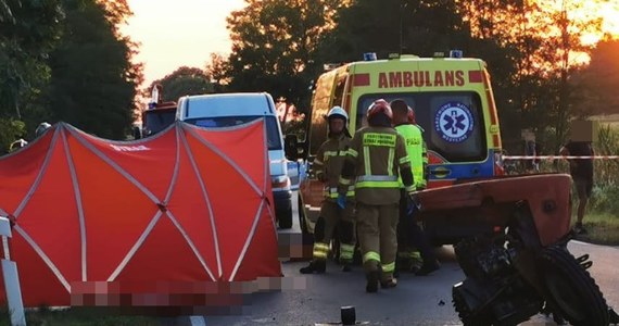 21-latek zginął po zderzeniu motocykla z ciągnikiem. Do tragedii doszło w Zagórkach na Lubelszczyźnie. Po wypadku Ursus rozpadł się na pół. Ani motocyklista ani kierujący ciągnikiem nie mieli uprawnień.   

