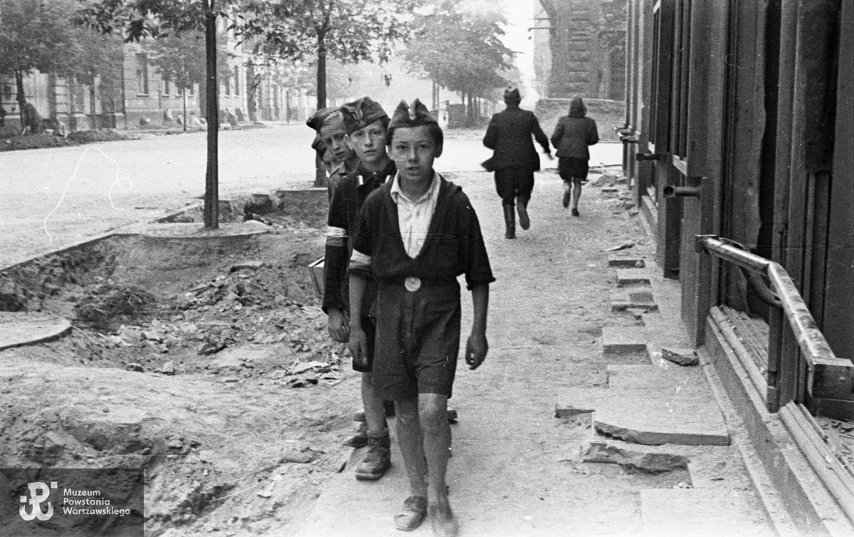 1 sierpnia 1944 roku obok dorosłych do walki w Powstaniu Warszawskim stanęły też dzieci. Najmłodsi uczestnicy narodowowyzwoleńczego zrywu musieli szybko dojrzeć. Wielu z tych, którzy przeżyli, do dziś spotyka się z młodzieżą, opowiadając o tym, co działo się 80 lat temu. "Ja przede wszystkim widzę w nich jakąś wielką odpowiedzialność. Była sprawa do zrobienia, zadanie do wykonania i oni to robili" - mówi reporterce RMF FM Anecie Łuczkowskiej Agnieszka Kuchcińska-Kurcz z Centrum Dialogu "Przełomy" w Szczecinie.