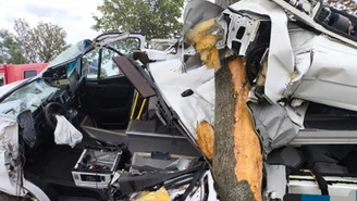 Dramat na drodze pod Wrocławiem. Bus wbił się w drzewo 