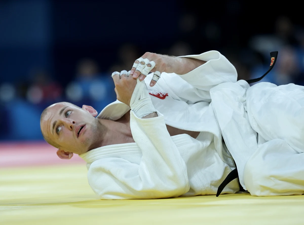 Piotr Kuczera przegrał przez ippon w drugiej walce w kat. 100 kg turnieju olimpijskiego w Paryżu. Jego pogromcą okazał się rozstawiony z "jedynką" Azer Zelim Kocojew. Odpadła też Beata Pacut-Kłoczko.