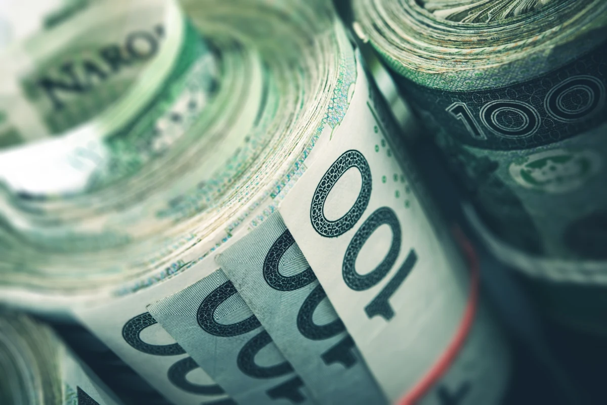 Trzy kolejne osoby zostały zatrzymane w śledztwie dotyczącym nadużyć w Narodowym Centrum Badań i Rozwoju - poinformował rzecznik Prokuratury Regionalnej w Warszawie Mateusz Martyniuk. Zatrzymane osoby to była zastępczyni dyrektora NCBiR - Hanna S. oraz dwóch przedsiębiorców.