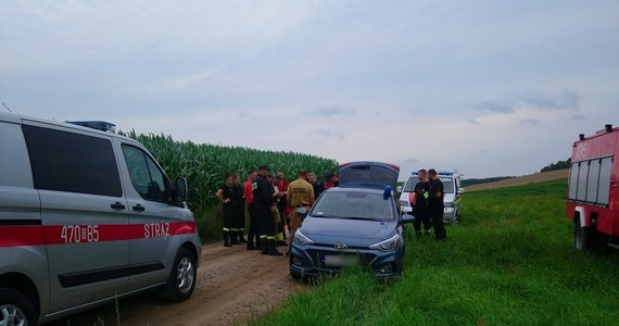 Po 6 dniach poszukiwań znaleziono 83-latka z Cewic na Kaszubach, który poszedł do lasu na spacer i zgubił się. Mężczyznę leżącego pod stertą gałęzi zauważył jeden z mieszkańców. Senior był bardzo spragniony i zdezorientowany.  