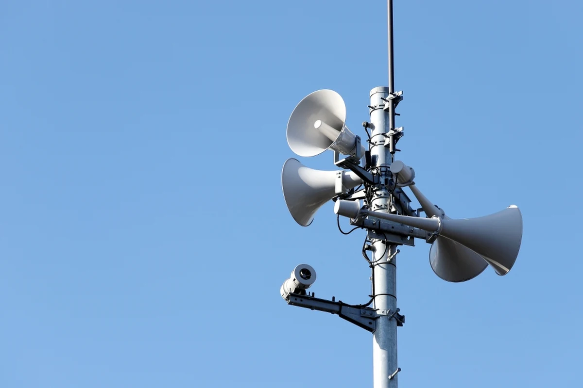 Dlaczego dziś wyły syreny? Wielu Polaków wciąż zastanawia się, dlaczego 1 sierpnia o godz. 17.00 słychać były syreny? 1.08.2024 przypada 80. rocznica wybuchu Powstania Warszawskiego. To dlatego w całej Polsce wyły syreny. 