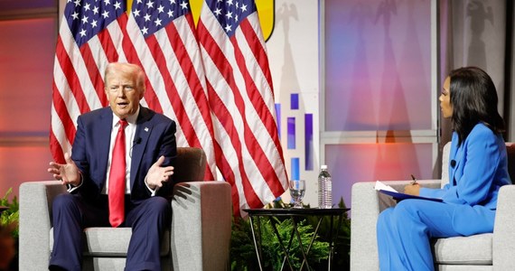 Donald Trump zasugerował w środę, że Kamala Harris bagatelizowała wcześniej swoje afroamerykańskie pochodzenie. Wypowiedź miała miejsce na spotkaniu z ciemnoskórymi dziennikarzami i wywołało głośne gwizdy na widowni.