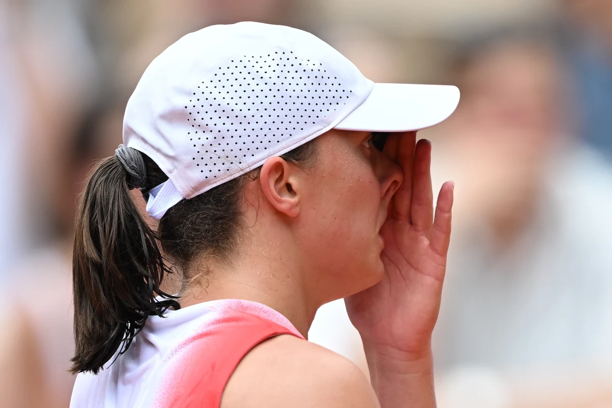 Iga Świątek przegrała w półfinałowym starciu igrzysk olimpijskich w Paryżu z Chinką Qinwen Zheng 2:6, 5:7. Nasza tenisistka nie kryła ogromnego rozczarowania, przyznając, że „po prostu zwaliła”. Jej zdaniem winne były problemy techniczne i turniejowa intensywność gry.