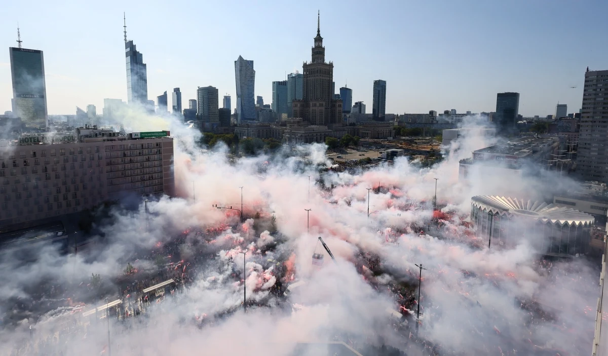Wtedy był wtorek. 1 sierpnia 1944 roku, o godzinie 17:00, w okupowanej przez Niemców Warszawie wybuchło powstanie. W 80. rocznicę tamtego wydarzenia w całej Polsce zawyły syreny, a w centrum stolicy zgromadziły się tysiące ludzi.
