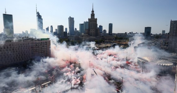 Wtedy był wtorek. 1 sierpnia 1944 roku, o godzinie 17:00, w okupowanej przez Niemców Warszawie wybuchło powstanie. W 80. rocznicę tamtego wydarzenia w całej Polsce zawyły syreny, a w centrum stolicy zgromadziły się tysiące ludzi.