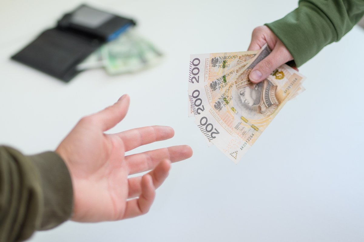 Apel bytowskiej policji w sprawie zgubionych pieniędzy przyniósł skutek. Mowa o wydarzeniach ze środy, gdy policja z Bytowa (woj. pomorskie) poinformowała o kobiecie, która przez roztargnienie zgubiła 30 tys. złotych. Na miejscową komendę zgłosiły się kolejne osoby, które przyniosły łącznie ponad 10 tys. złotych.