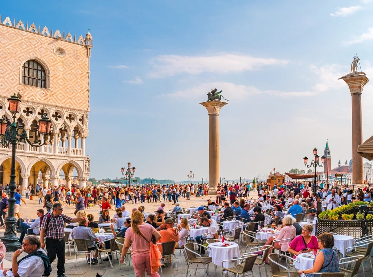 Zakaz zatrzymywania się dla pieszych w miejscach, w których blokuje się ruch innych osób - to jedna z kilku nowych zasad, które obowiązują turystów w Wenecji. Za ich nieprzestrzeganie grozi mandat.   