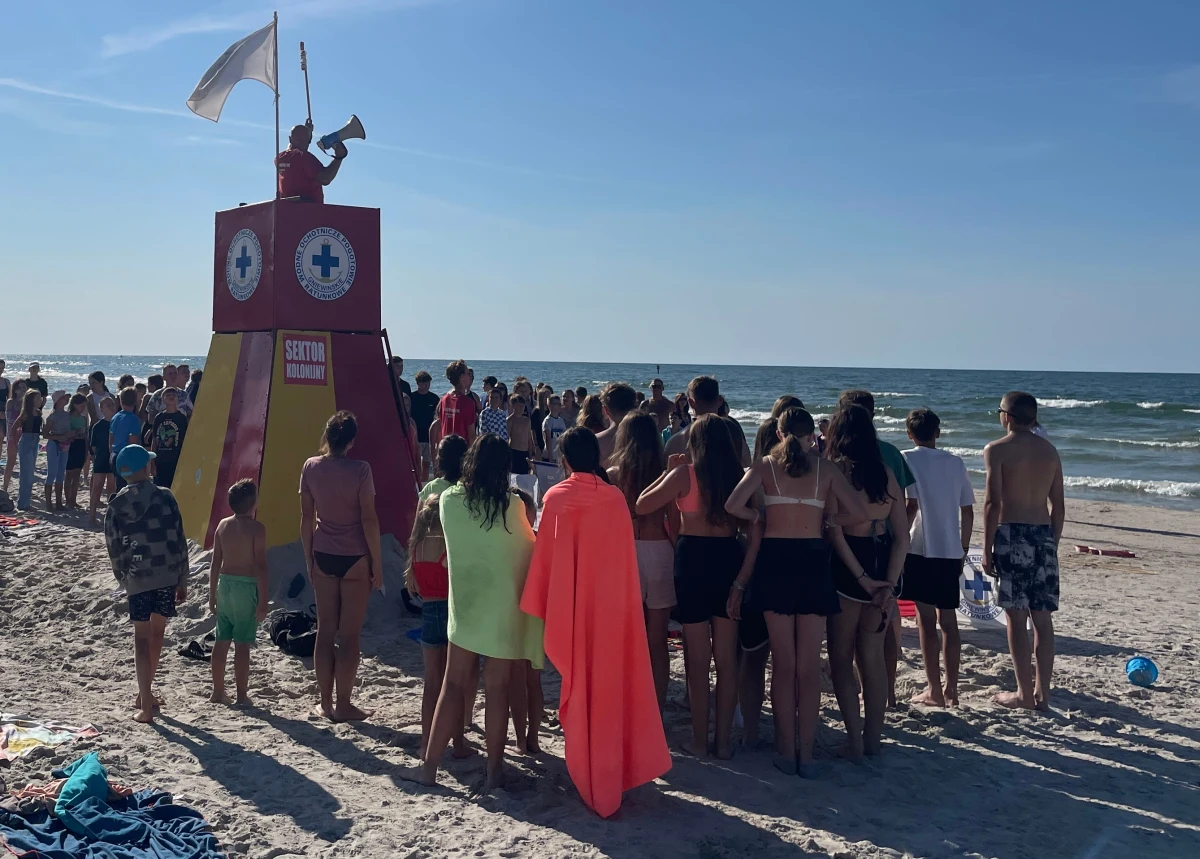 Dokładnie o 17:00, o godzinie "W" w całym kraju zawyły syreny alarmowe, aby upamiętnić Powstańców Warszawskich. Jednym z takich miejsc była też plaża w Łebie, gdzie gniewińscy ratownicy odpalili syreny i race.