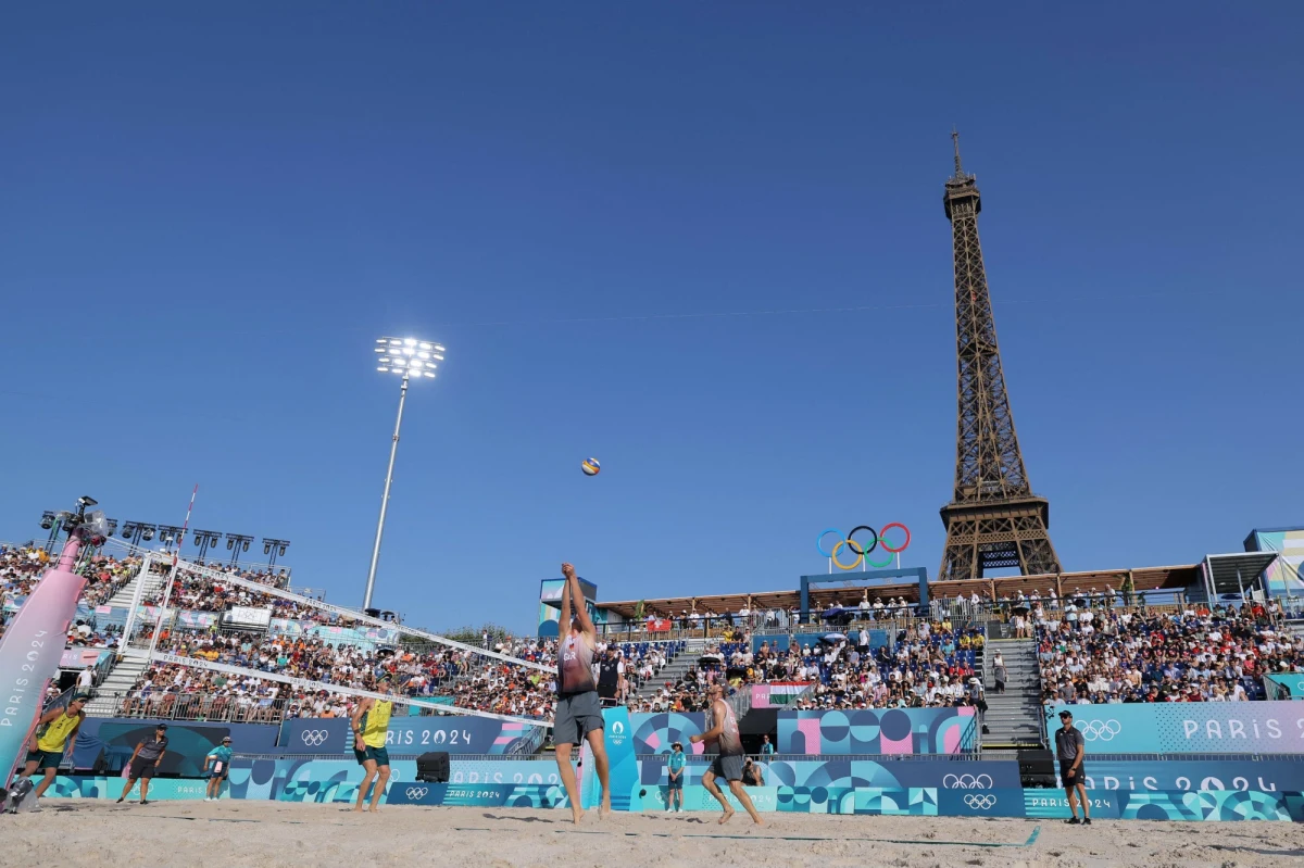 Bilety na turniej olimpijski siatkówki plażowej są najgorętszym towarem w Paryżu. Tak twierdzi Międzynarodowa Federacja Piłki Siatkowej (FIVB), wskazując, że na trybunach zasiadł ostatnio Snoop Dogg i Novak Djokovic, a Zinedine Zidane już drugi raz wrócił na stadion z widokiem na wieżę Eiffla. Przechwałki znaczą niewiele, jeśli nie wytrzymują zderzenia z rzeczywistością. Tym razem wygląda jednak na to, że one dobrze ją oddają - pisze w swojej korespondencji z Paryża nasza dziennikarka Nicole Makarewicz.   