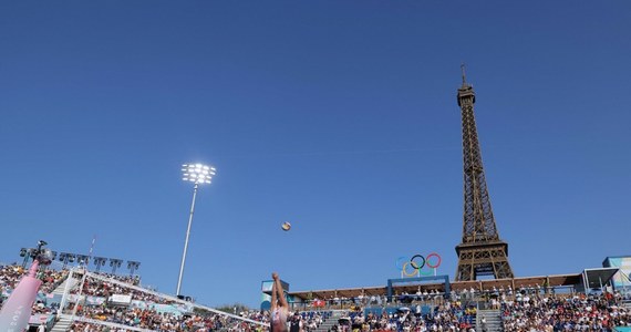 Bilety na turniej olimpijski siatkówki plażowej są najgorętszym towarem w Paryżu. Tak twierdzi Międzynarodowa Federacja Piłki Siatkowej (FIVB), wskazując, że na trybunach zasiadł ostatnio Snoop Dogg i Novak Djokovic, a Zinedine Zidane już drugi raz wrócił na stadion z widokiem na wieżę Eiffla. Przechwałki znaczą niewiele, jeśli nie wytrzymują zderzenia z rzeczywistością. Tym razem wygląda jednak na to, że one dobrze ją oddają - pisze w swojej korespondencji z Paryża nasza dziennikarka Nicole Makarewicz.   