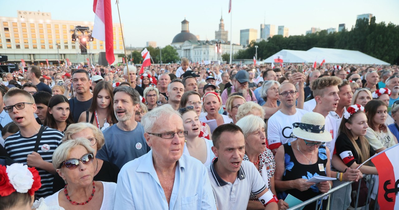  Tłumy na placu Piłsudskiego. Warszawiacy zaśpiewali powstańcze pieśni